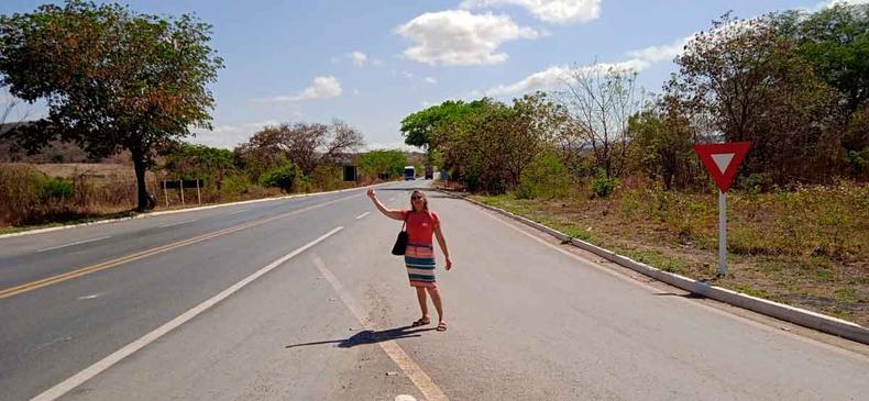 Diariamente, Marlene acorda s 4h40, se prepara e vai para a beira da estrada, s 5h40, ainda antes do nascer do sol, para levantar a mo, pedindo carona