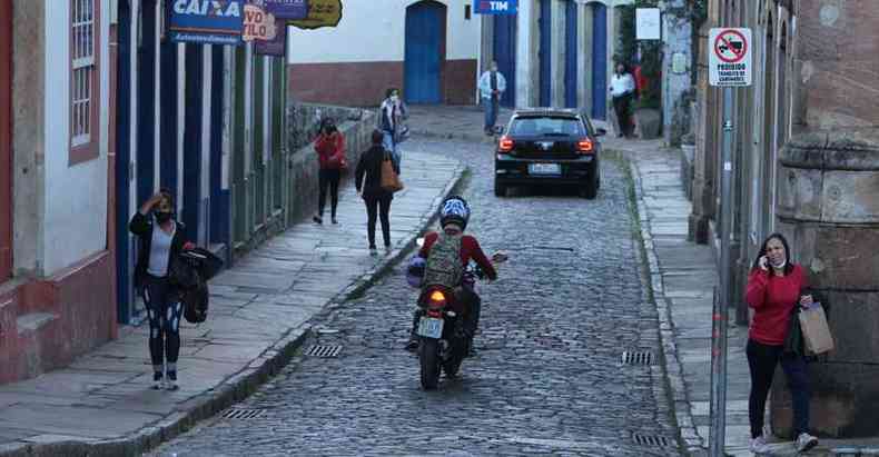 Movimento nas ruas de Ouro Preto, onde alguns insistem em sair sem mscara: cidade confirmou 312 casos e 10 mortes em decorrncia da COVID-19 (foto: Fotos: Edsio Ferreira/EM/D.A Press)