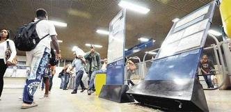 Danos causados � esta��o do metr� em Santa Tereza podiam ser vistos ontem por quem usa o meio de transporte em BH(foto: Gladyston Rodrigues/EM/D.A PRESS)