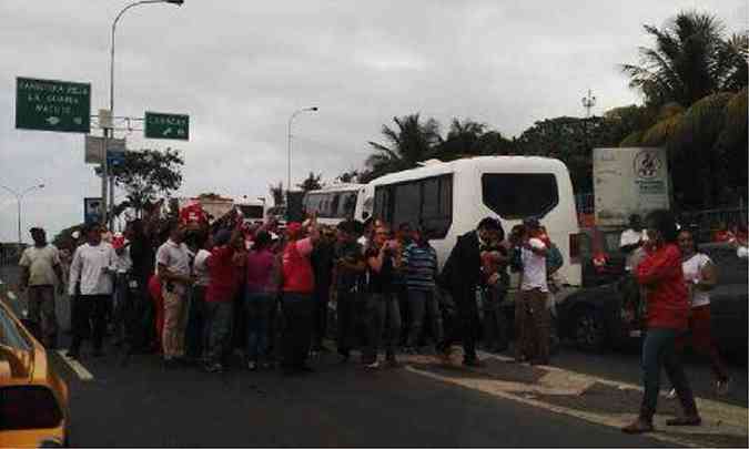 Van onde estavam os senadores cercada por manifestantes pr-Maduro em ruas de Caracas, na Venezuela (foto: Reproduo/Twitter )