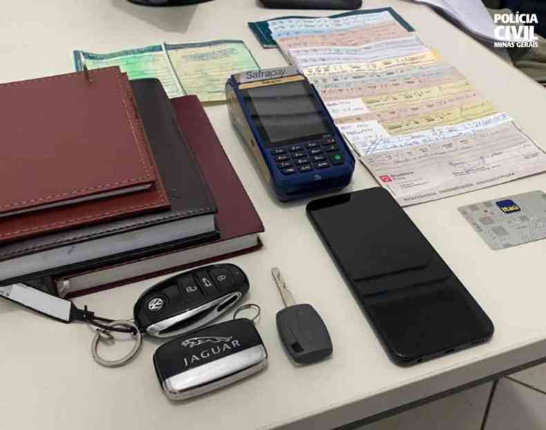 Documentos, chaves e celulares em cima da mesa 