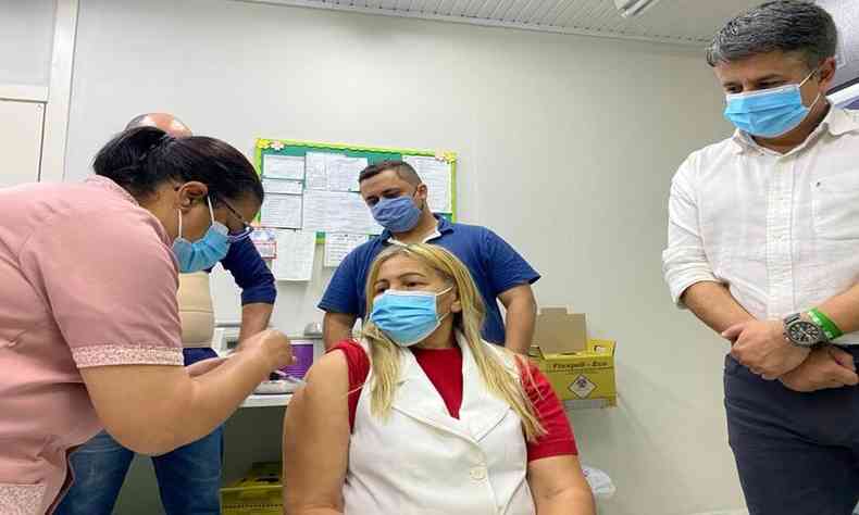 A primeira vacinada foi a tcnica de enfermagem, Luiza de Marillac Mariano Calado. Ela atua na rea da Sade h 18 anos. (foto: Prefeitura de Caet/Divulgao)