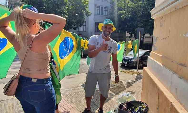 Apoiador do presidente Jair Bolsonaro, Nilson Felix dos Santos, conta que já chegou a vender R$ 1,8 mil de produtos nas cores verde e amarelo, como bandeiras e bonés
