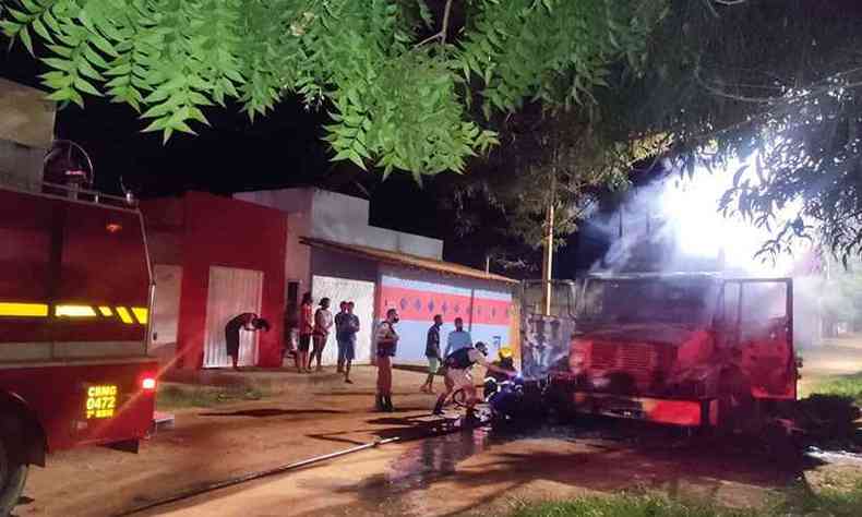 No Bairro Coab, caminho estava estacionado na frente da casa do proprietrio(foto: Corpo de Bombeiros/Divulgao)