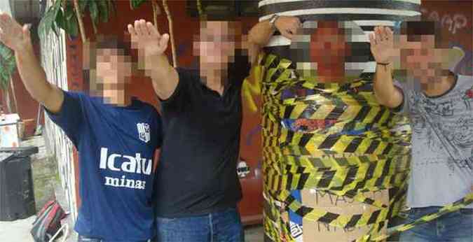 Estudantes fazem saudao nazista enquanto calouro aparece amarrado a uma pilastra(foto: Reproduo Facebook)