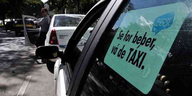 Campanha pela Lei Seca, que estimula o uso de txis, esbarra no mau comportamento de condutores que bebem e pegam passageiros, principalmente  noite(foto: TLIO SANTOS/EM/D.A PRESS)