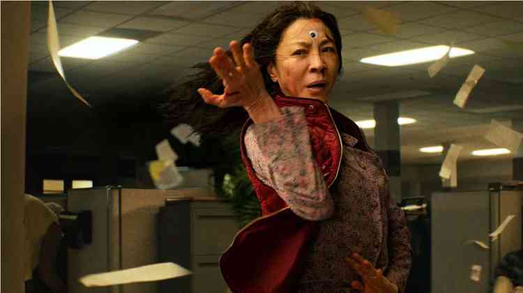 Michelle Yeoh em pose de luta