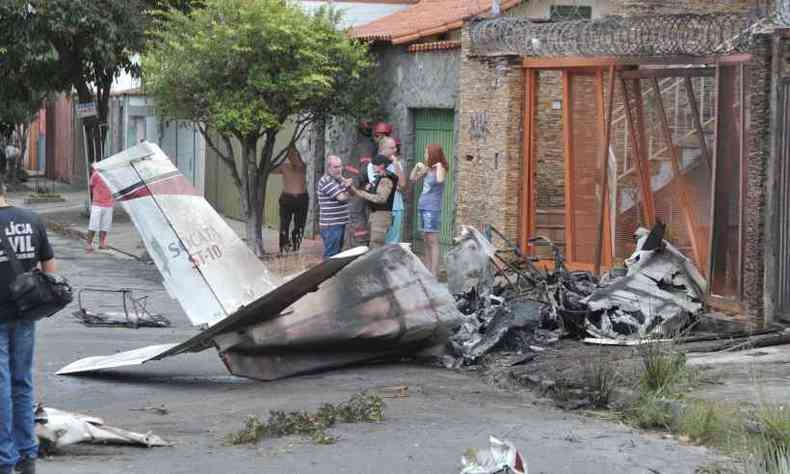 Desastre mobilizou militares, peritos e muitos moradores, preocupados com a vulnerabilidade a acidentes(foto: Juarez Rodrigues/EM/D.A Press)