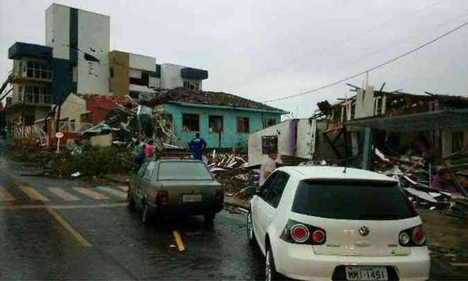 Mais de mil pessoas esto desabrigadas e um balano preliminar informa que 2,6 mil imveis foram afetados pelo tornado em Xanxer(foto: Divulgao/Defesa Civil de Santa Catarina)