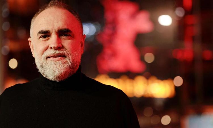 O diretor cearense Karim Anouz olha para a cmera