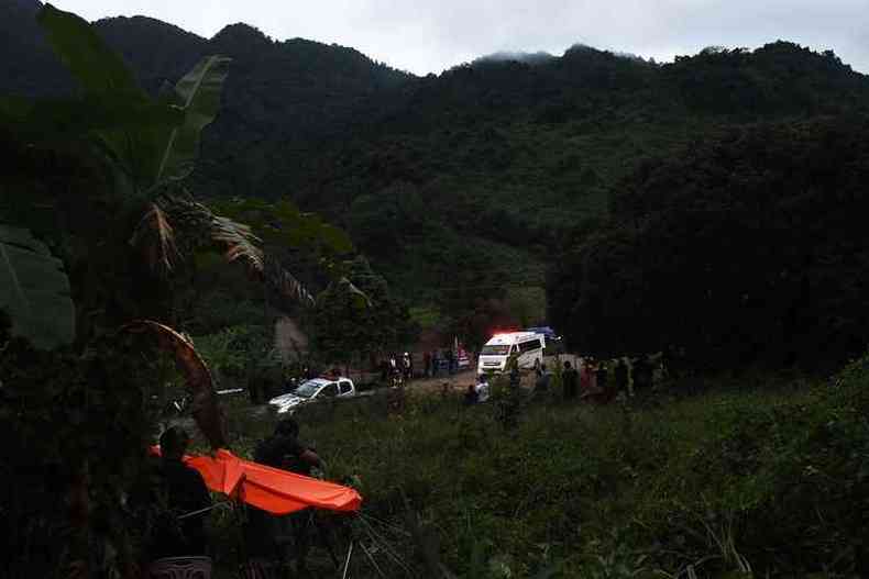 Ambulncias e helicpteros foram usados no resgate dos meninos, que tambm contou com o suporte de mergulhadores profissionais e especialistas em cavernas(foto: LILLIAN SUWANRUMPHA/AFP)