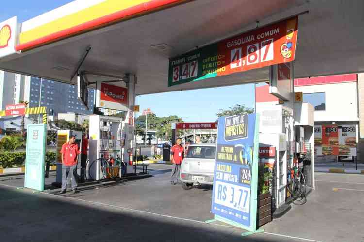 Gasolina vendida a R$ 3,77 o litro, no dinheiro 