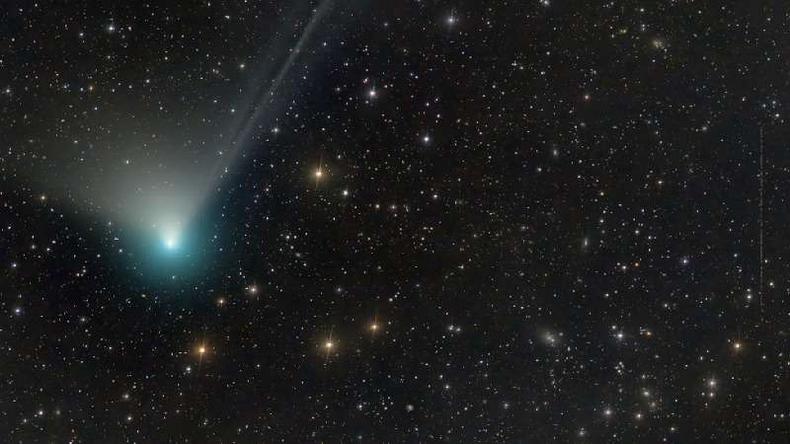 A imagem mostra o cometa verde fotografado do Parque Nacional de Yosemite, na Califrnia