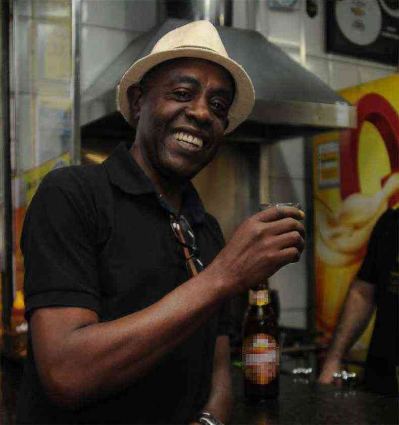 'O que vale nesta vida so os momentos de descontrao e um bom papo' - Antnio de Pdua Machado, de 53 anos, que aproveitou o fim de tarde esbanjando estilo e bom humor em um bar no Mercado Central. (Sandra Kiefer)