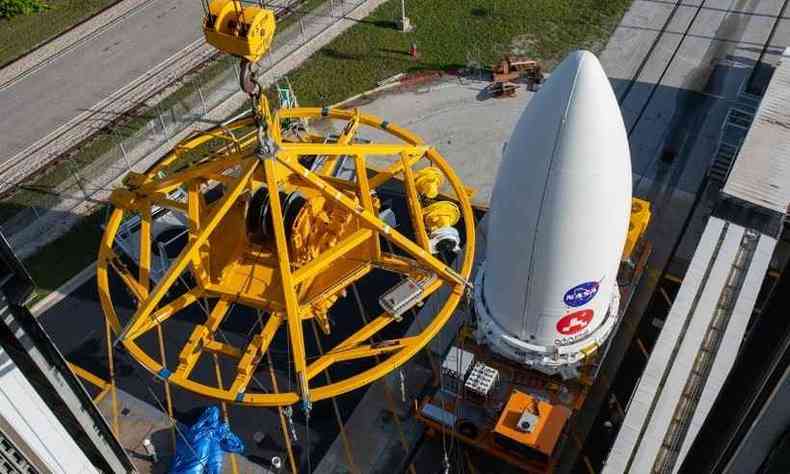 Um guindaste est pronto para iar o rob Perseverance da NASA no topo de um veculo de lanamento Atlas V (foto: Kim SHIFLETT / NASA / AFP)