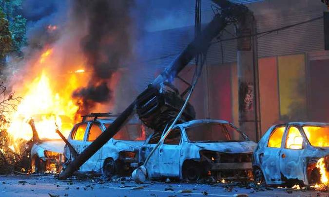 Dos nove veículos destruídos, sete foram consumidos pelo fogo, já que o combate atrasou, por demora no corte de energia. Os outros foram danificados por tronco e galhos(foto: Gladyston Rodrigues/EM/D.A PRESS) Dos nove veículos destruídos, sete foram consumidos pelo fogo, já que o combate atrasou, por demora no corte de energia. Os outros foram danificados por tronco e galhos(foto: Gladyston Rodrigues/EM/D.A PRESS)