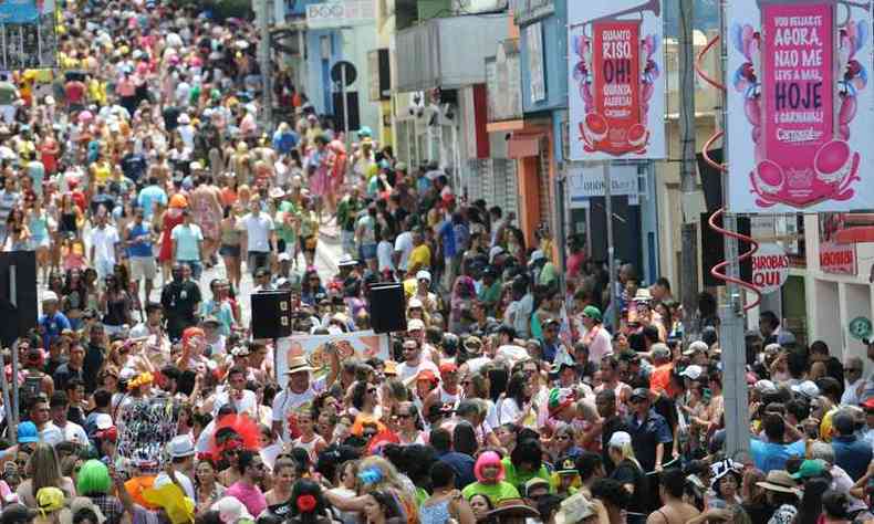Bloco dos Sujos j arrastou 40 mil pelas ruas de Nova Lima(foto: Gladyston Rodrigues/EM/D.A press)