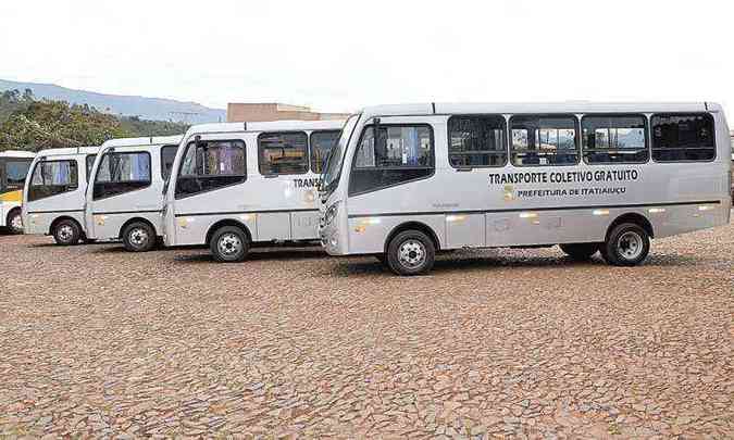 Ônibus comprados pela Prefeitura de Itatiaiuçu, ao custo de R$ 196,5 mil, cada: municípios de Muzambinho, Monte Carmelo e Abaeté também têm linhas gratuitas(foto: Prefeitura de Itatiaiuçu/Divulgação)