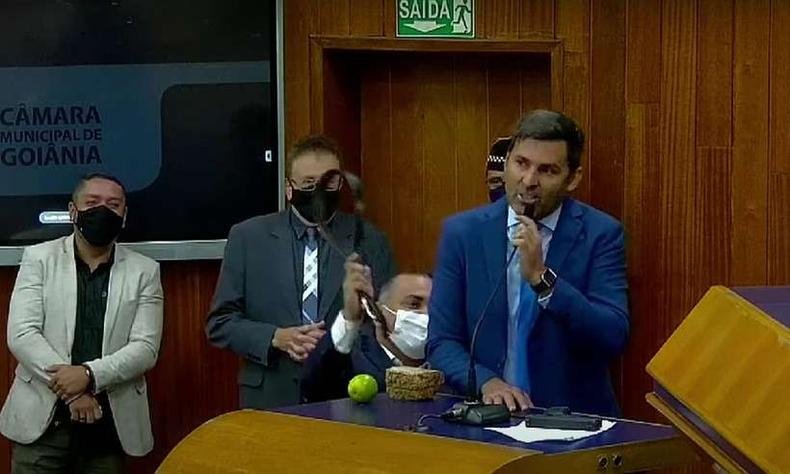 Vereador Sargento Novandir fala na tribuna durante sess�o da C�mara Municipal de Goi�nia