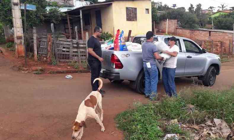 Moradores puderam alimentar os animais neste sbado(foto: Defesa Civil/Divulgao)