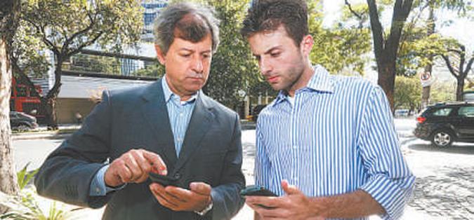 Roberto Vidal Coutinho (D) criou o interessante aplicativo Spongian contando com apoio do pai e incentivador, Mrio Coutinho (foto: EDESIO FERREIRA/EM/D.A PRESS)