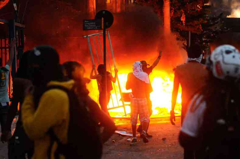 Escalada de fogo, saques e destruio que afastou de vez quem apenas queria protestar