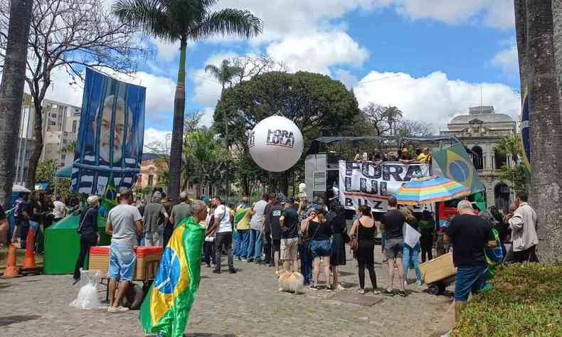 Bolsonaristas de preto