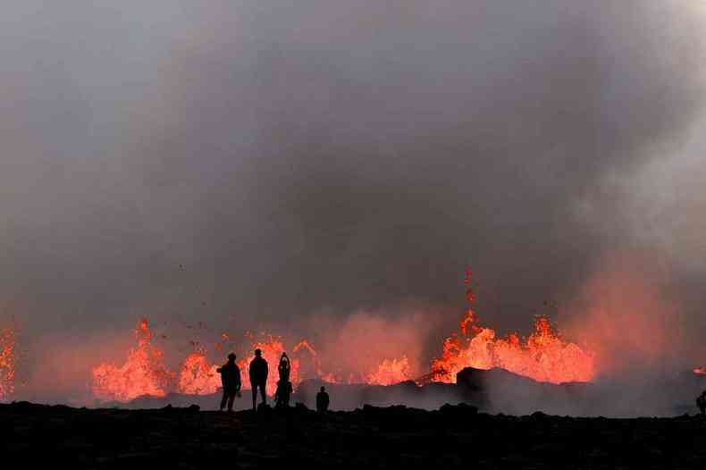 Turistas visitam vulco em erupo