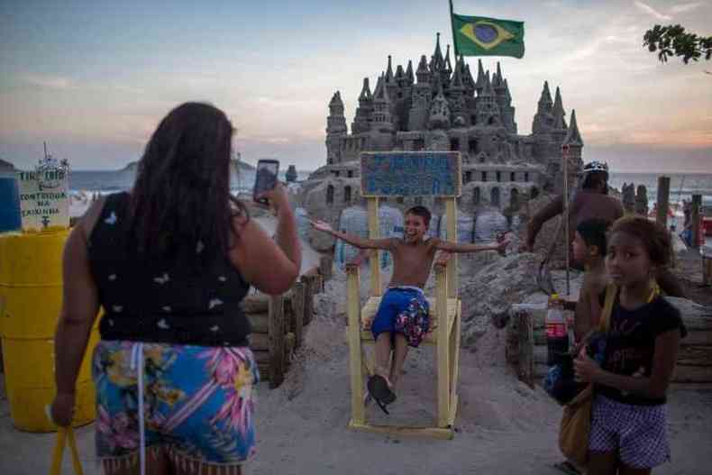 O castelo virou atrao turstica. Todos querem tirar foto em frente  obra(foto: Mauro Pimentel/AFP)