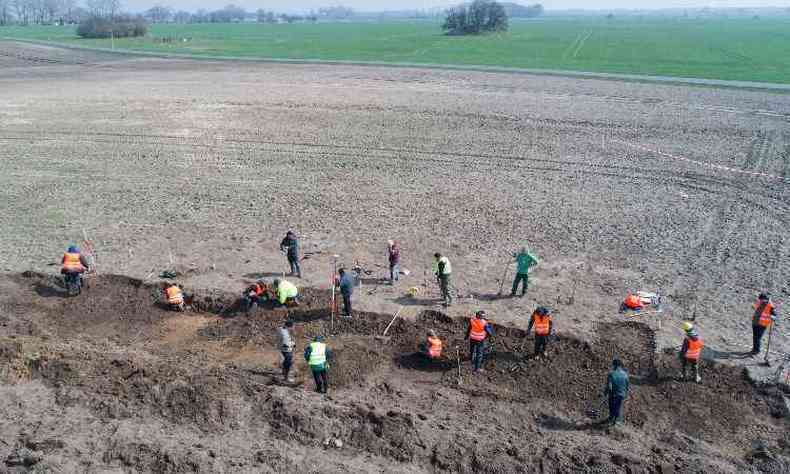Escavao na rea onde menino de 13 anos e arquelogo amador encontraram o tesouro(foto: Stefan Sauer / dpa / AFP)
