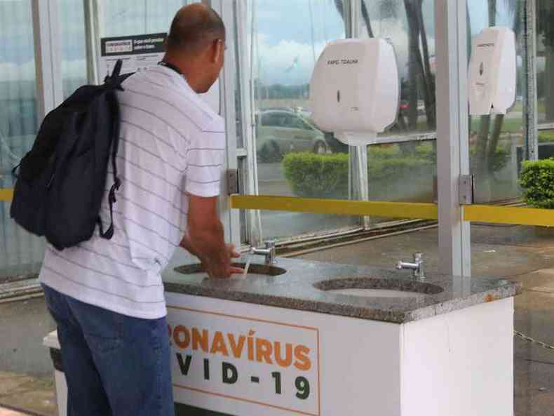 Ministrio da Sade instala pia na entrada do prdio para a higienizao das mos(foto: Fabio Rodrigues Pozzebom/Agncia Brasil)