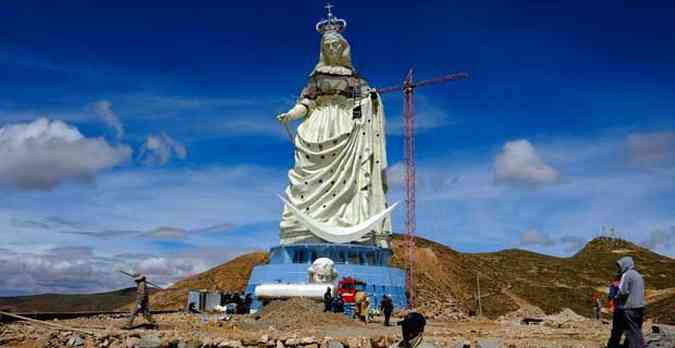 Esttua ainda na poca da construo em Oruro, na Bolvia(foto: REUTERS/David Mercado)