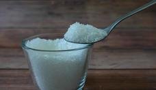 Adicionar sal em alimentos � mesa aumenta em 28% o risco de morte