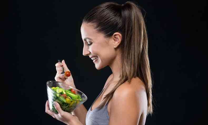 Mulher comendo salada 