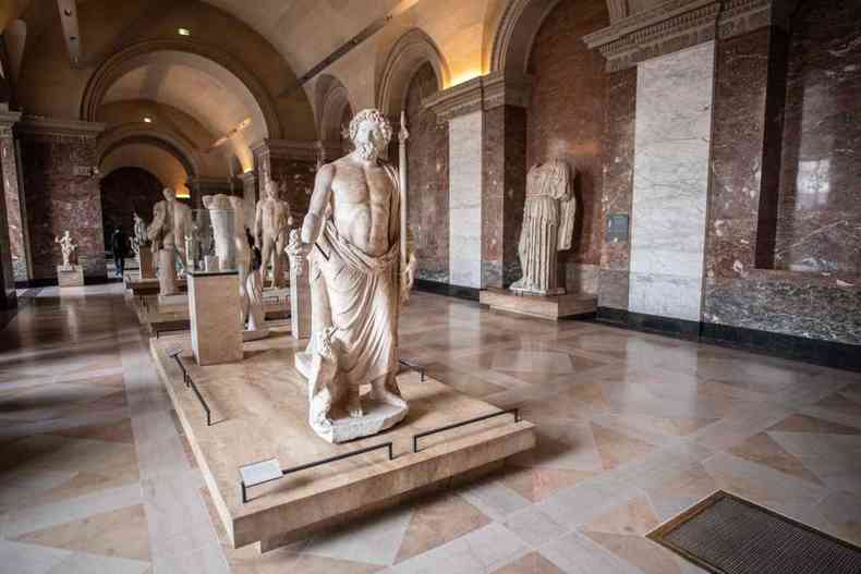 Museu do Louvre, em Paris, anunciou que o nmero de visitantes em 2020 caiu 70% em relao a outros anos(foto: AFP / Martin BUREAU)