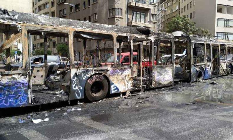 Ônibus foram queimados durante os protestos (foto: Rogério Vilela Gonzaga/Divulgação) Ônibus foram queimados durante os protestos (foto: Rogério Vilela Gonzaga/Divulgação)