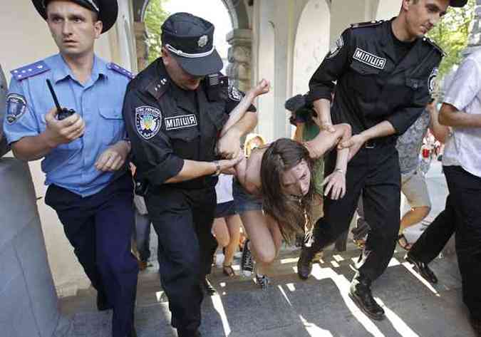 Feminista sendo levada pela polcia depois do protesto, outras mulheres do grupo foram detidas antes da manifestao (foto: Reproduo Internet / www.femen.livejournal.com)