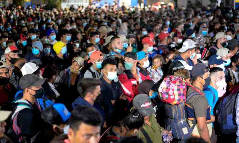 Milhares de emigrantes, entre eles muitas crianas, marcham rumo aos EUA e tm esperana de apoio do presidente Joe Biden(foto: Orlando SIERRA/AFP)