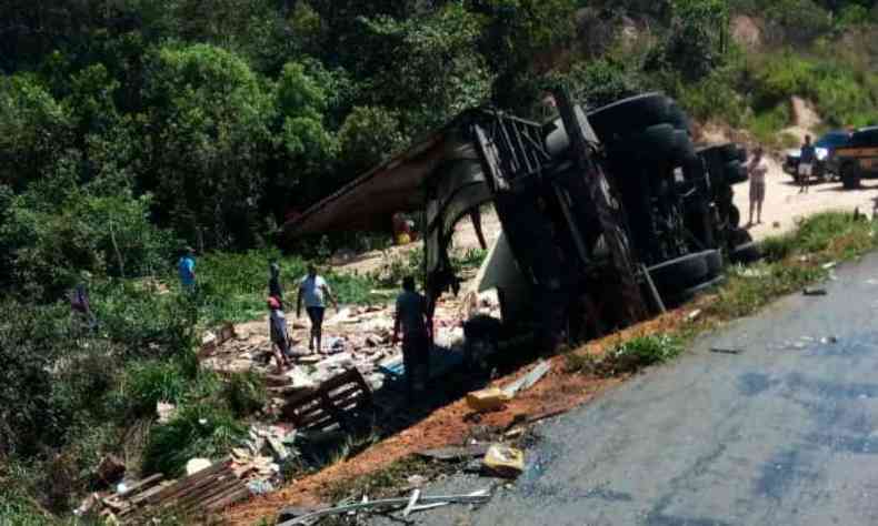 Com o impacto, um dos veculos foi arremessado para fora da pista(foto: Corpo de Bombeiros/Divulgao)