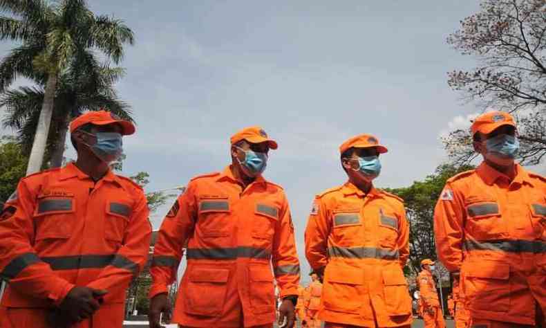Os quatro bombeiros militares mineiros que participaram da missão humanitária no Haiti
