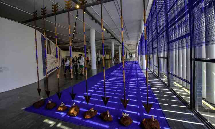 Obra exposta na Bienal de So Paulo tem vrias setas penduradas no teto com sua ponta virada para o cho