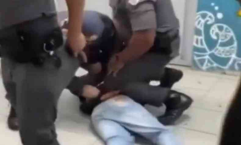 Adolescente é algemado pela PM dentro de escola em São Paulo