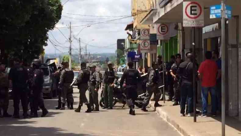 Tentativa de assalto motivou grande efetivo da Polcia Militar(foto: Reproduo da Internet/WhatsApp)