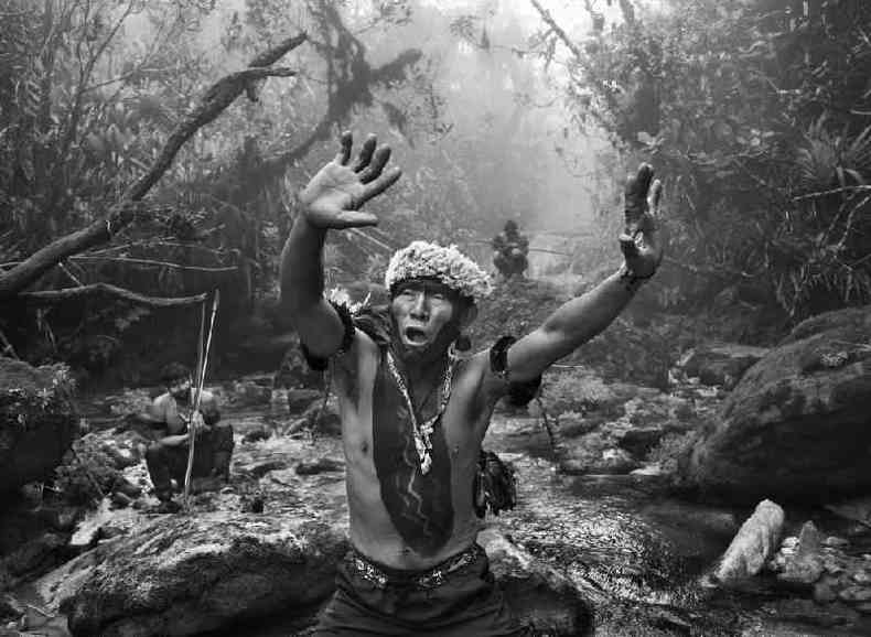 Xamã Yanomami em ritual antes da subida do Pico da Neblina(foto: Sebastião Salgado)