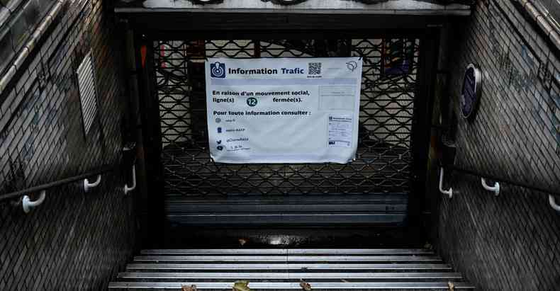 Dez das 16 linhas do metr de Paris ficaram fechadas e devem seguir assim pelo fim de semana(foto: Philippe Lopez/AFP)