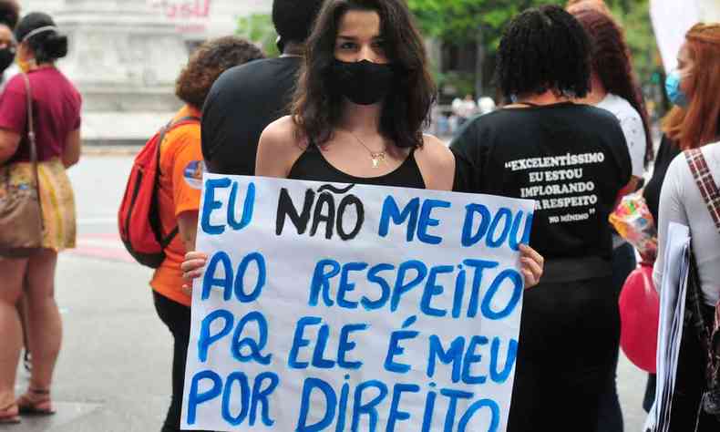 Mulher participa de protesto contra a cultura do estupro, em Belo Horizonte