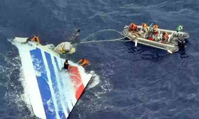 Na foto, barca salva sobreviventes do voo Rio-Paris, em 2009