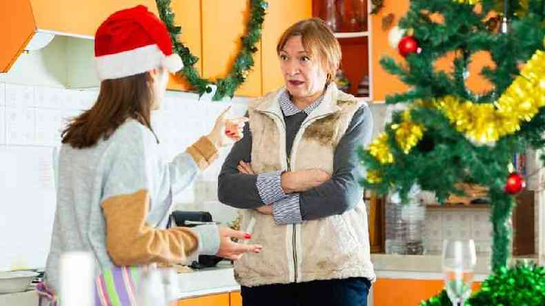 Duas mulheres discutindo enquanto preparam ceia de Natal