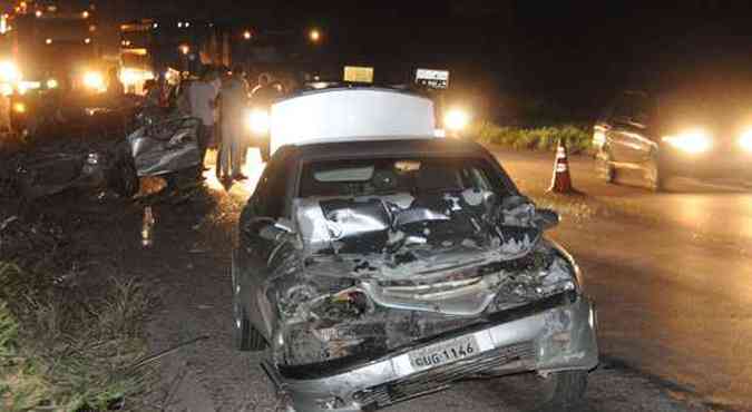 Vectra que seguia para Belo Horizonte foi atingido pelo Corsa (foto: Marcos Vieira/EM / D.A Press)