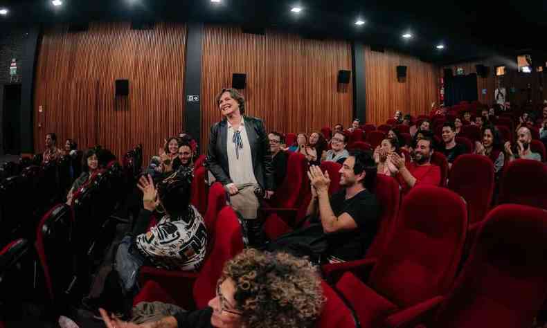Atriz Louise Cardoso est em p, no meio da plateia, no Cine Humberto Mauro 